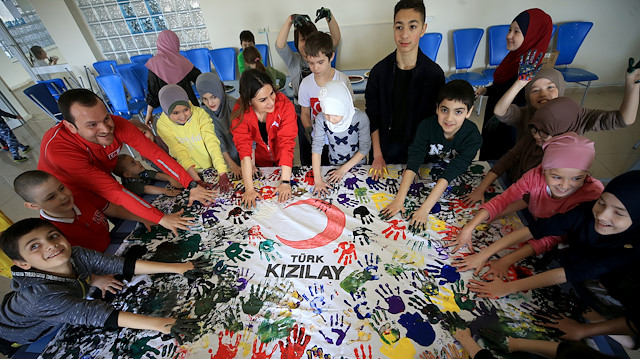 الهلال الأحمر التركي يرسم البهجة على وجوه أطفال أوكرانيين