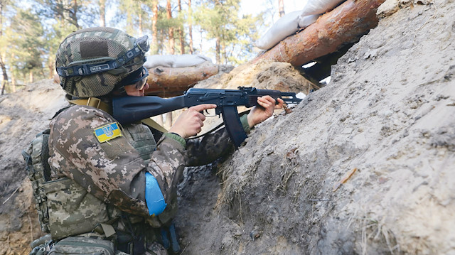 Ukrayna ordusu Ruslar'a karşı direniyor.