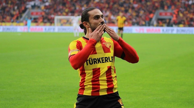 Göztepe formasıyla toplamda çıktığı 303 maçta, 49 gol attı ve 50 asist kaydetti.