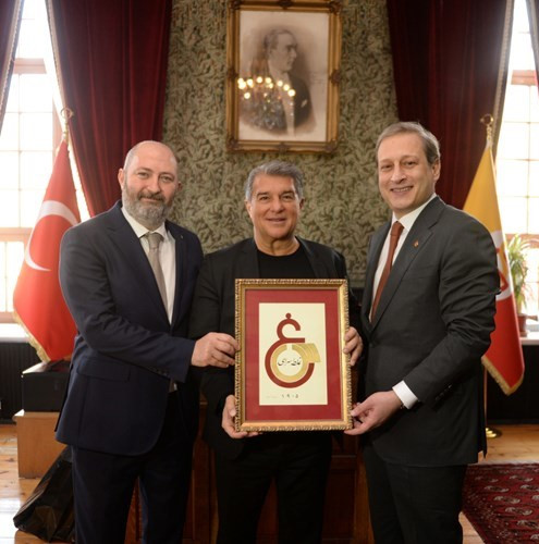 Laporta'ya Galatasaray ambleminin bulunduğu tablo hediye edildi.
