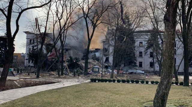 Rusya sivilleri vurmaya devam ediyor: Etrafında 'ÇOCUKLAR' yazan tiyatroyu bombaladı