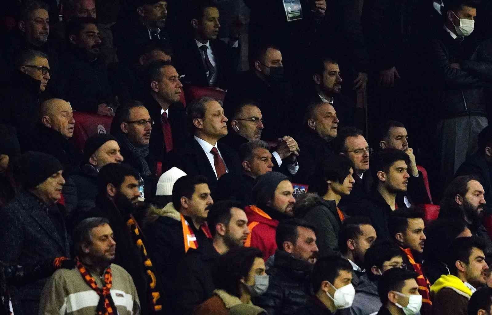 Bakan Kasapoğlu, TFF Başkanı Özdemir ve başkanlar maçı beraber izledi.