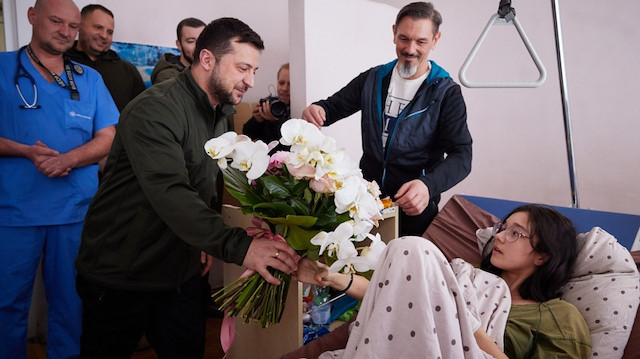 Ukrayna Devlet Başkanı Zelenski savaşta yaralananları ziyaret etti