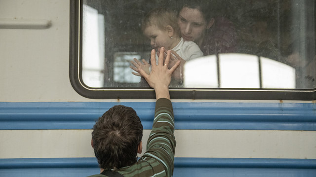Ülkeden ayrılmak zorunda kalan sivillerin, Lviv kentindeki tren istasyonunda endişeli bekleyişi sürüyor.