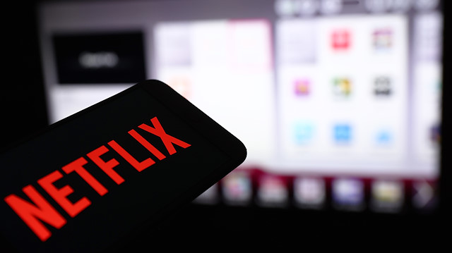 Netflix, aynı profili kullanan fakat aynı evde yaşamayan kullanıcılardan ekstra ücret almaya hazırlanıyor.
