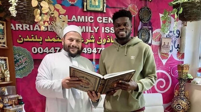 Thomas Partey'in elinde Kur'an-ı Kerim'i tuttuğu fotoğrafı paylaşıldı.