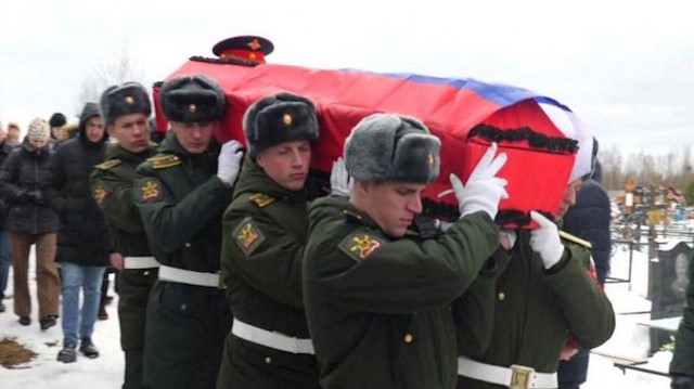 Cenazede tören için askerler de bulunuyor.

