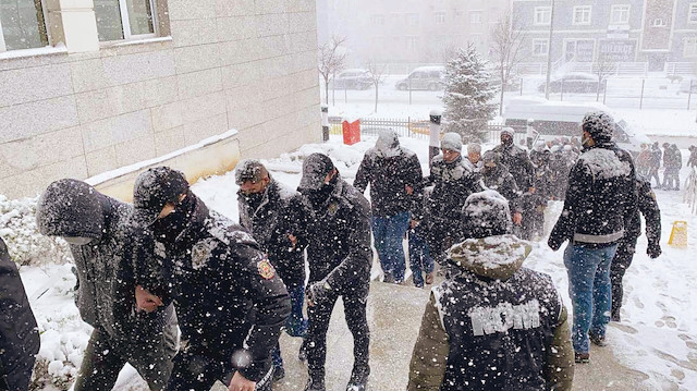 Gözaltına alınan 93 kişiden 26'sı ifadelerinin ardından
serbest bırakıldı. Kalan 67 kişiden 51'i tutuklanırken,
2 kişi ev hapsi aldı, 4'ü adli kontrolle serbest bırakıldı.