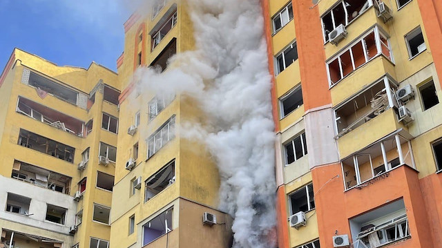 Saldırı sonrası iki binada çıkan yangının itfaiye ekipleri tarafından söndürüldüğü ifade edilen açıklamada, enkaz altında mahsur kalan bir kişiyi kurtarma çalışmalarının sürdüğü kaydedildi.