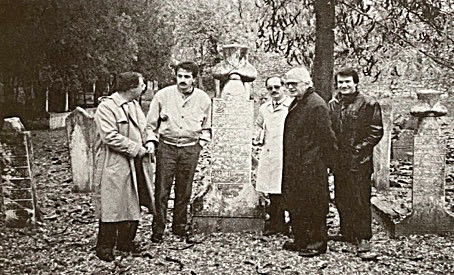 Ukrayna’nın başkenti Kiev’de nBahçesaray Cami haziresinde, 1991. nMetin Kunt, Feridun Emecen, nİdris Bostan, Mehmet Genç ve Cemal Kafadar