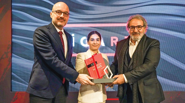 Fatma Betül Kotil, Zafer Ali Akşit ve Celaset rumuzlu sanatçıların eserleri finale kaldığı yarışmanın jürileri arasında İGART Yürütme Kurulu Başkanı Hüsamettin Koçan, İGART Yürütme Kurulu üyelerinden Deniz Odabaş, Prof. Dr. Gülveli Kaya, Prof. Dr. Marcus Graf, Mehmet Ali Güveli, Murat Tabanlıoğlu, Nazlı Pektaş’ın yanı sıra heykeltıraş Seyhun Topuz ve heykeltıraş Seçkin Pirim’in yer alıyor.