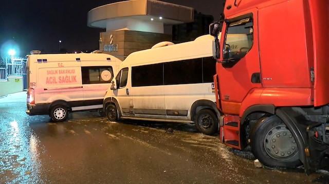 Buzlanma nedeniyle kontrolden çıkan TIR servis aracı ve ambulansa çarptı