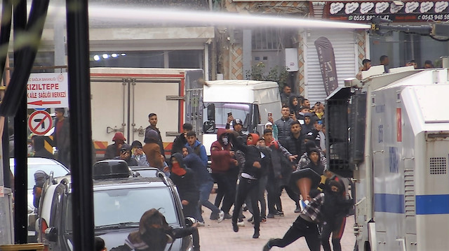 Mardin'de polis ekiplerine taşla saldıran grup