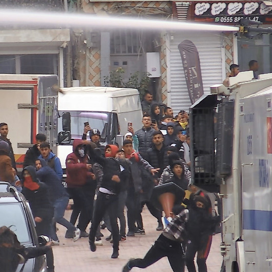 Mardin'de HDP'nin etkinliği sonrası polise taşlı saldırı