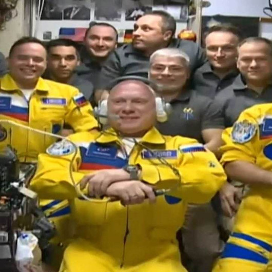 Rus kozmonotların Ukrayna bayrağı renklerindeki kıyafetleri tartışma konusu oldu