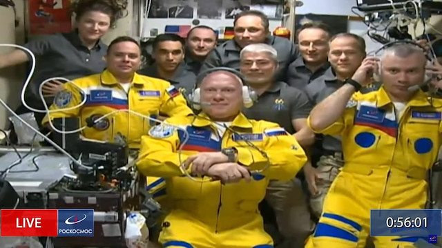 Rus kozmonotların Ukrayna bayrağını anımsatan sarı ve mavi renkte tulum giydikleri görülmüştü.
