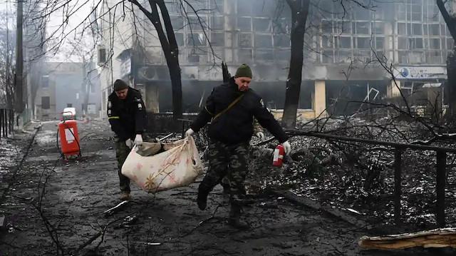 Rus ordusu bu kez de bir okulu vurdu: 400 kişi enkaz altında