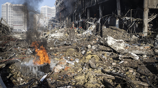 Rusya saldırılarının hedefindeki Kiev'de, 35 saatlik sokağa çıkma yasağı ilan edildi.