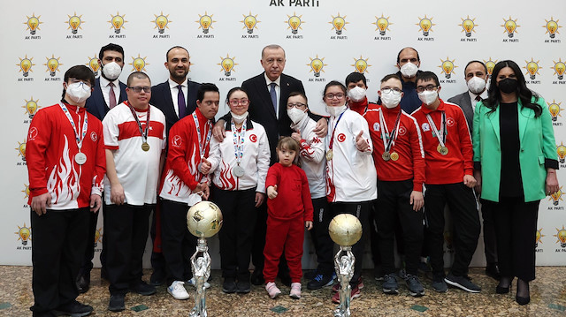 Cumhurbaşkanı Erdoğan, özel sporcularla birlikte. 