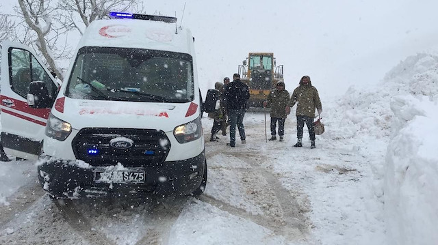 Bir metreyi aşan karla kaplı köy yolunu ulaşıma açan şantiye ekipleri, 8 saatlik çalışma sonucunda ambulansın köye ulaşmasını sağladı. 