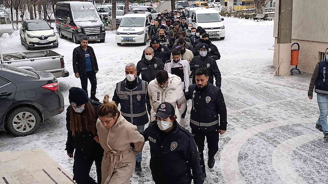 Konya'da sosyal medya üzerinden dolandırıcılık yaptıkları belirlenen 13 kişi tutuklandı.