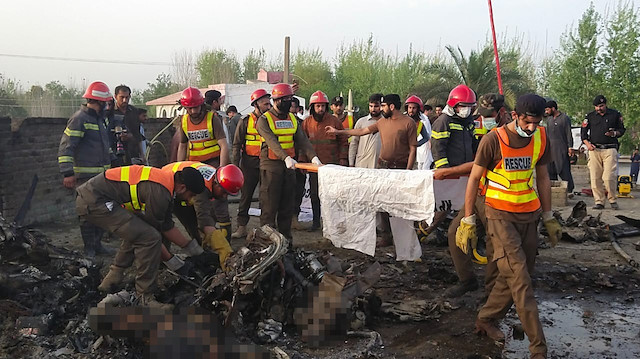 Pakistan’da düşen askeri uçağın enkazı