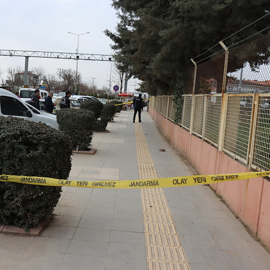 Kilis'te bir polis silahla hemşire olan eşini ve arkadaşını yaraladı