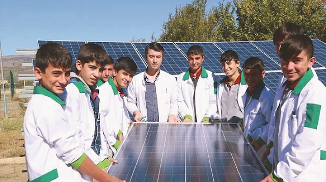 Mahmut Özer, "okullarımızın enerji ihtiyacını mümkün olduğunca enerji panelleri üzerinden karşılayacağız" diye konuştu.