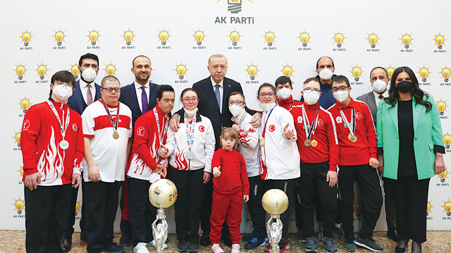 Erdoğan, 21 Mart Dünya Down Sendromu Farkındalık Günü dolayısıyla Ankara Özel Sporcular Federasyonu üyelerini kabul etti.