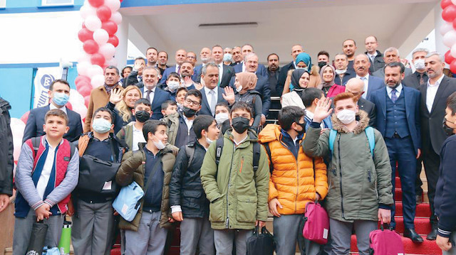 İki yıl önce deprem ile sarsılan Elazığ’da iş insanı Nihat Özdemir tarafından inşa edilen 24 derslikli Limak Ortaokulu Bakan Özer tarafından hizmete açıldı. 