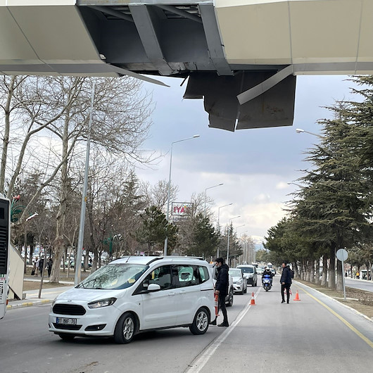 Isparta'da iş makinası yüklü tır üst geçide çarptı