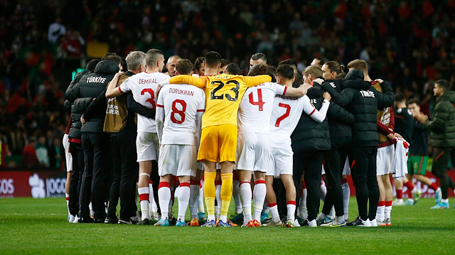 Milli Takım oyuncuları, Portekiz maçının sonunda Burak Yılmaz'ı teselli etti.