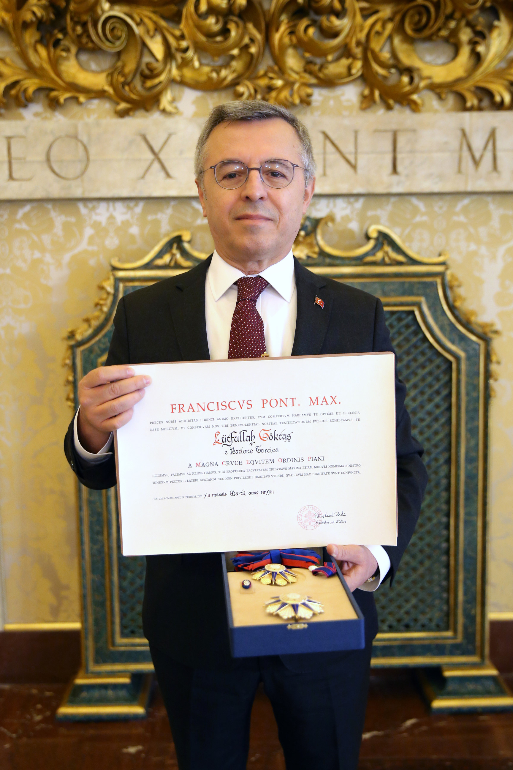 Nişan tevcihi, Vatikan'daki Papalık Sarayı'nda tören eşliğinde gerçekleştirildi.