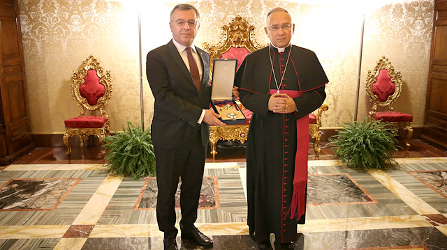 Vatikan Büyükelçisi Lütfullah Göktaş ve Vatikan Başbakan Vekili Başpiskopos Edgar Pena Parra.