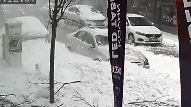Erzurum'da çatıdan düşen kar otomobilleri hurdaya çevirdi