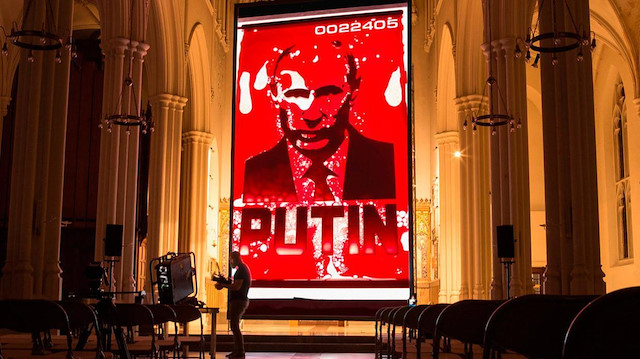 Rus sanatçı Andrei Molodkin gerçek kan ve ham petrol kullanarak Putin'in portresini sergiledi.