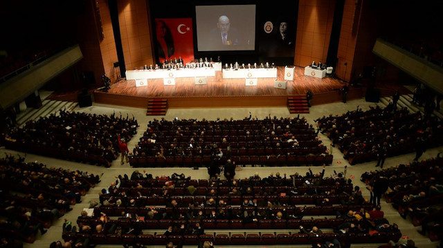 Galatasaray Kulübünün yıllık olağan mali genel kurulunda Başkan Burak Elmas yönetiminin faaliyetleri mali yönden ibra edilirken, idari yönden ibra edilmedi.