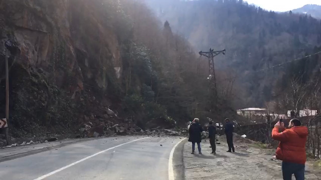 Yamaçtan kopan kaya parçalarının düştüğü Çamlıhemşin-Ayder kara yolu, ulaşıma kapandı. 