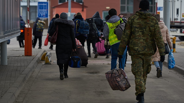 24 Şubat-26 Mart'ta yarıdan fazlası Polonya'ya olmak üzere Ukrayna'dan 3 milyon 821 bin 49 mültecinin komşu ülkelere geçtiği belirtildi.