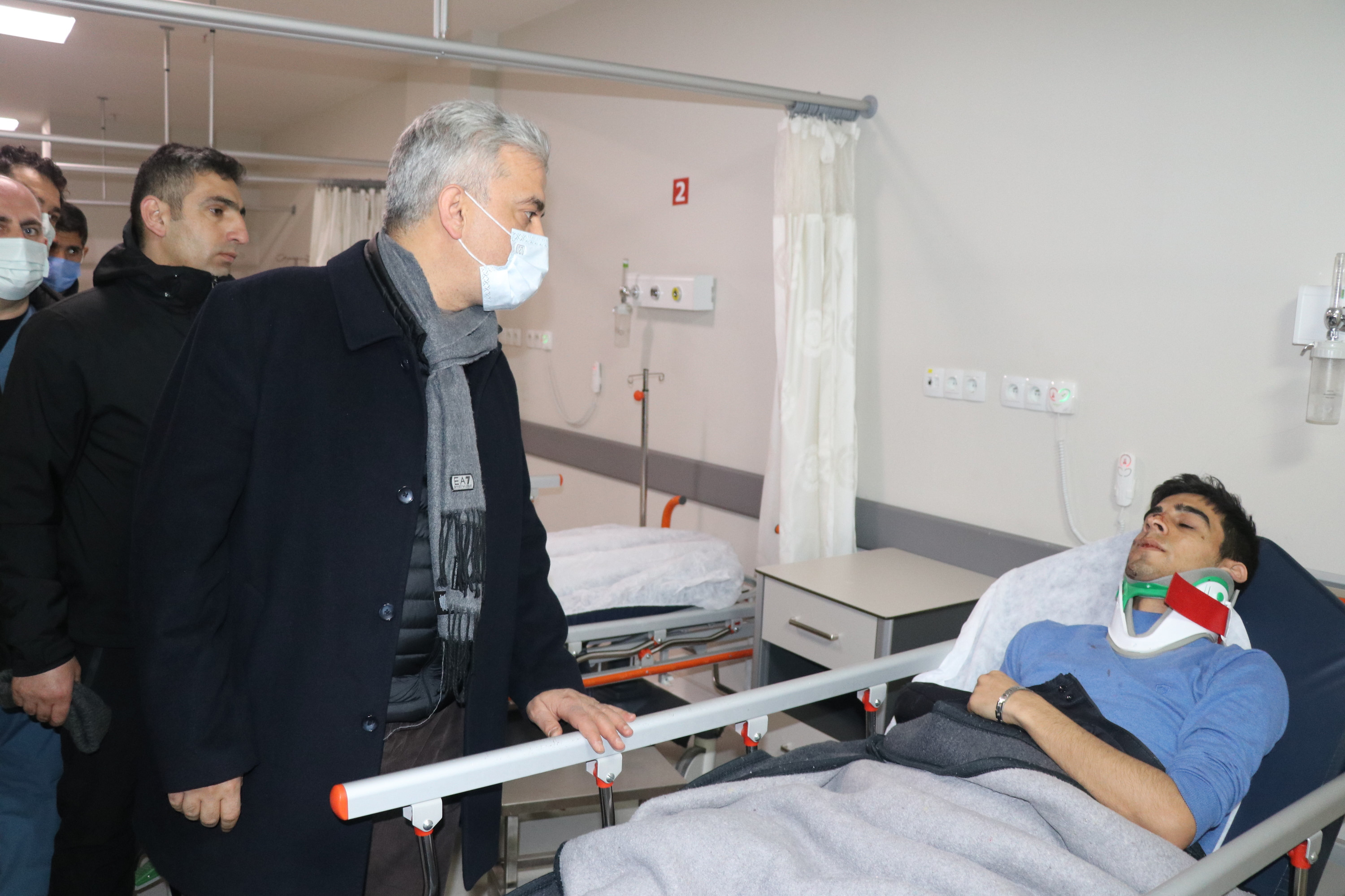  Erzincan Valisi Mehmet Makas Erzincan Binali Yıldırım Üniversitesi Mengücek Gazi Eğitim ve Araştırma Hastanesi'nde yaralıları ziyaret etti.