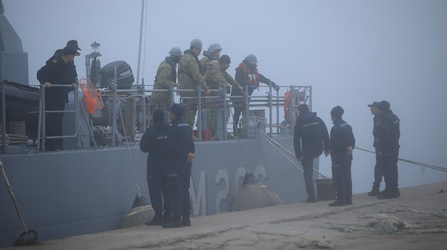 Bugünkü arama faaliyetlerini tamamlayan tarama gemisi, yoğun sisin etkili olduğu bölgede yardımcı botun yön göstermesi ile İğneada Limanı'na yanaştı.<br><br>