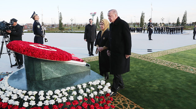 Cumhurbaşkanı Erdoğan, Özbekistan'daki Bağımsızlık Anıtı'na çelenk sundu