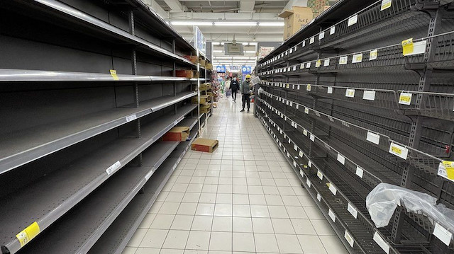 Şangay'da marketlere akın: Yarı kapanma rafları boşalttı