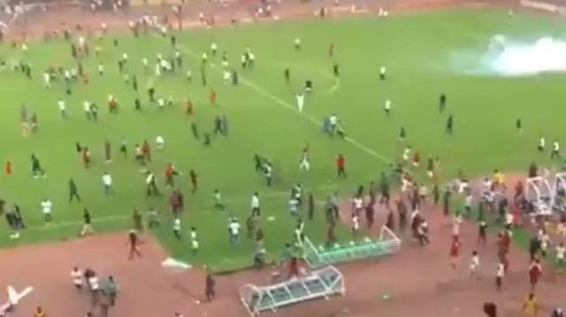 Nijeryalı taraftarlar maçtan sonra sahaya girdi.