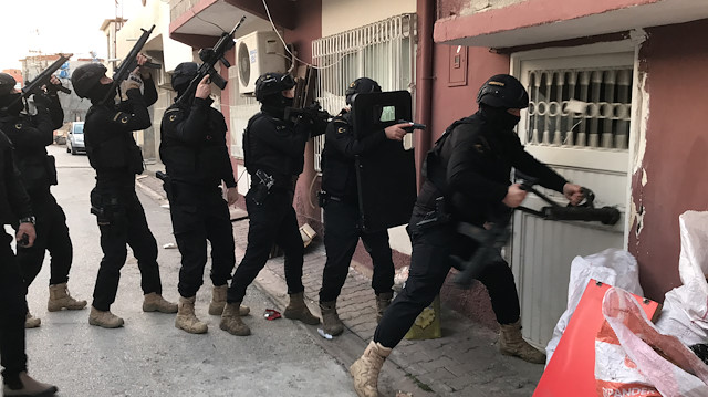 DEAŞ'a şafak operasyonu: Kapılar koçbaşları ile kırılıp yedi kişi gözaltına alındı