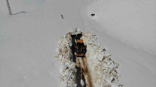 Bitlis'te beyaz esaret sürüyor: Altı metreyi bulan karda yol açmaya çalışıyorlar