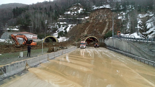 Tünelin üzerindeki toprağın yola kayması sonucu, TEM Otoyolu çift yönlü olarak trafiğe kapatıldı. 

