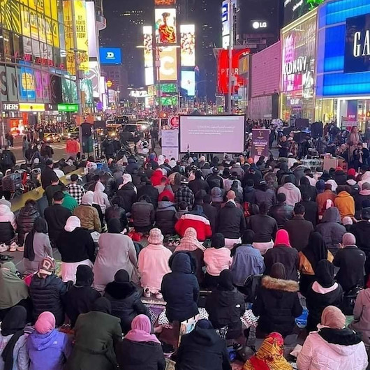 Yüzlerce Müslüman Times Meydanında namaz kıldı