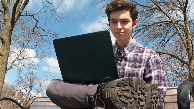 Harvard'ın Los Angeles'lı 18 yaşındaki birinci sınıf öğrencisi Marco Burstein, Cambridge, Massachusetts'teki Harvard Üniversitesi kampüsünün yakınındaki bilgisayarında çalışıyor.