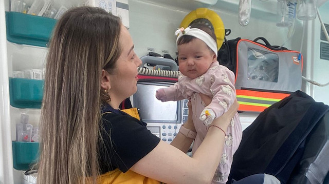Acil tıp teknikeri Büşra Durmaz ve Nisa Mihriban bebek